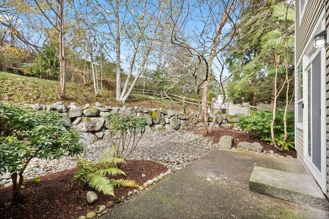 Building Photo - AIR CONDITIONED Townhome in Beautiful Summ...