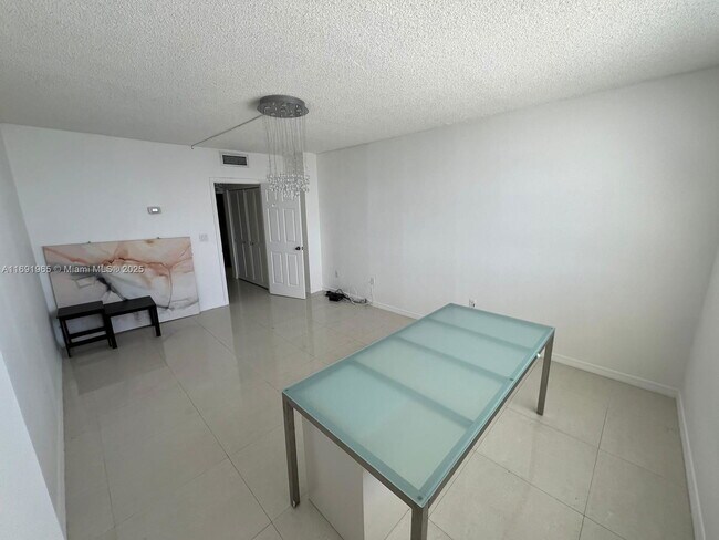 Building Photo - 500 Bayview Dr