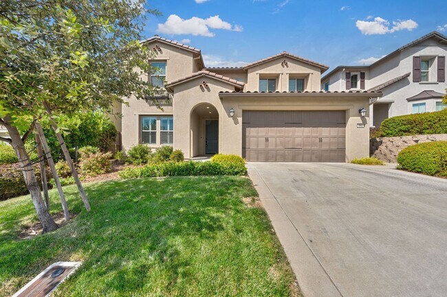 Primary Photo - Luxury 5 Bedroom Home in Serrano – Spaciou...