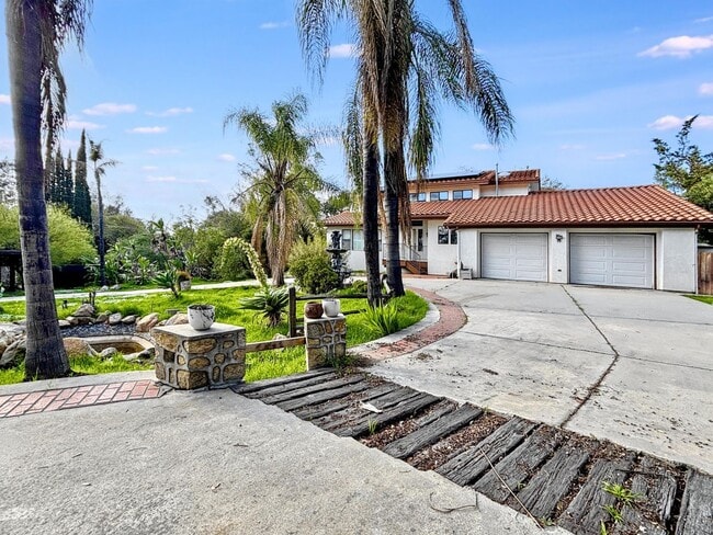Building Photo - 3 Bed & 2.5 Bath House in Fallbrook, CA / ...