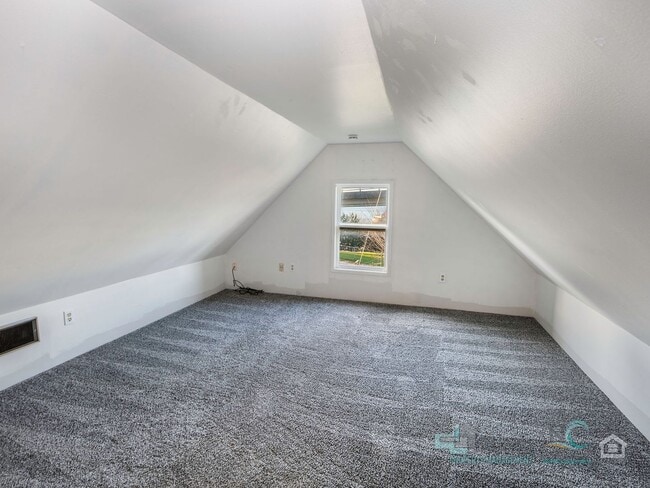Building Photo - $500 OFF Special - Beautiful 4 Bed/1 Bath Home in Astoria