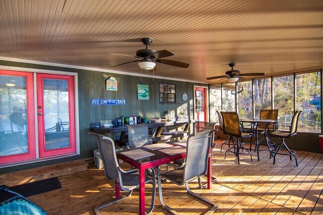 Building Photo - 1631 W Pine Lake Dr