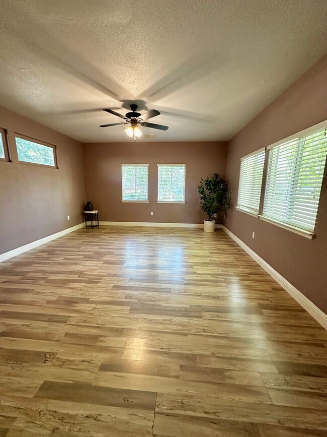 Building Photo - Spacious 1 Bedroom with RIVER TRAIL ACCESS!!