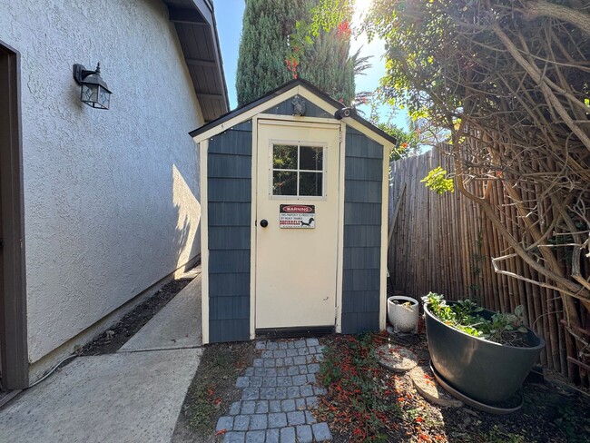 Building Photo - Charming 3Bd/2.5Ba w/Private Yard and New ...