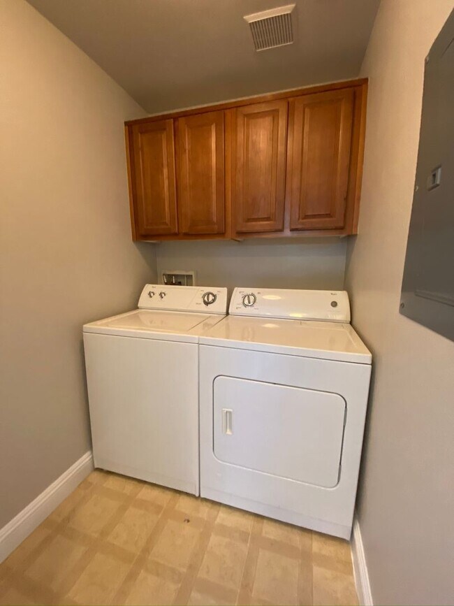 Building Photo - AMAZING 2 STORY TOWNHOME LOCATED IN A GATED COMMUNITY!