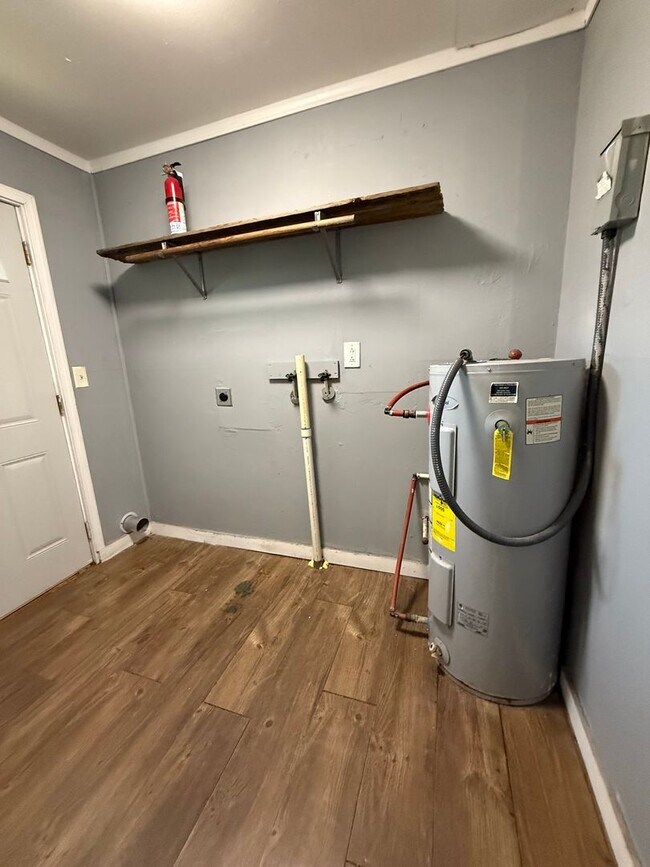 Building Photo - Charming 1 Bedroom Home