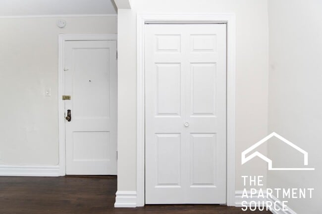 Building Photo - 3345 N Marshfield Ave