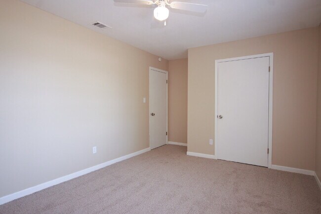 Building Photo - Updated 3BR/2BA Home with New Flooring & F...