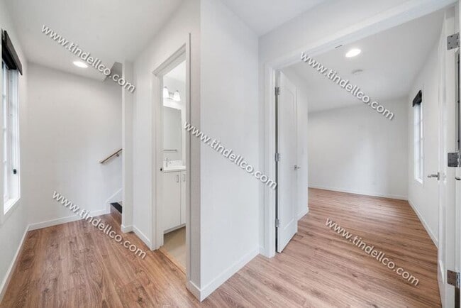 Building Photo - Sleek 3-Level Townhome in Hosford-Abernethy – Pet Friendly with W/S/G Included!