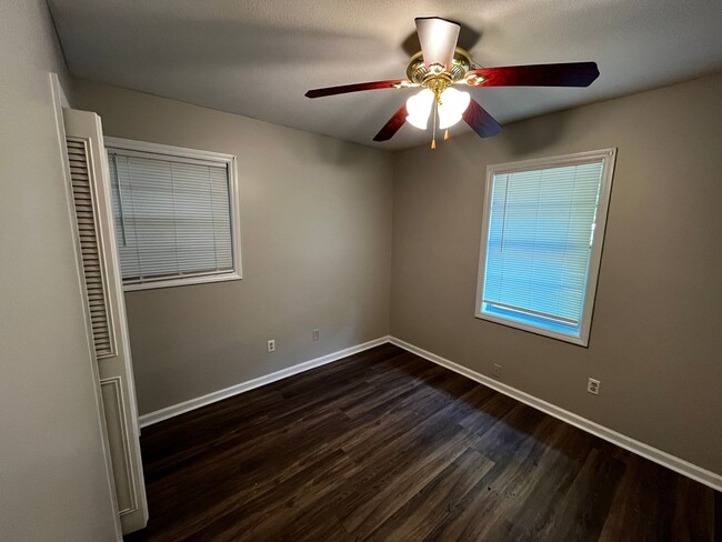 Building Photo - 5615 Buxton Dr