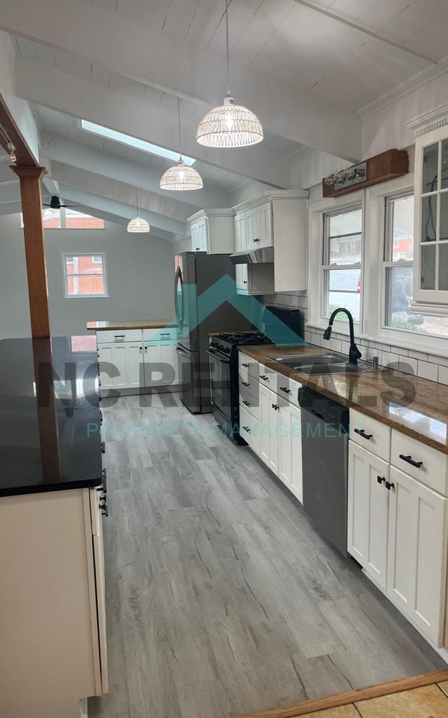 Building Photo - 1212 Red Oak Ave