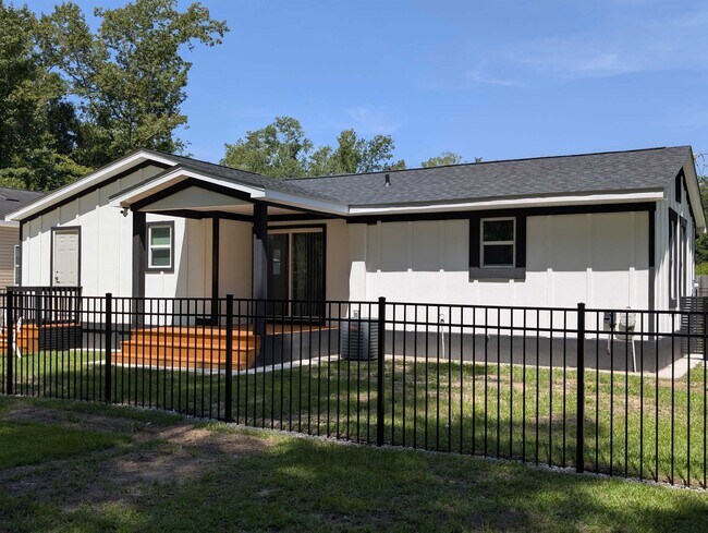 Building Photo - 2201 Livingston Ln