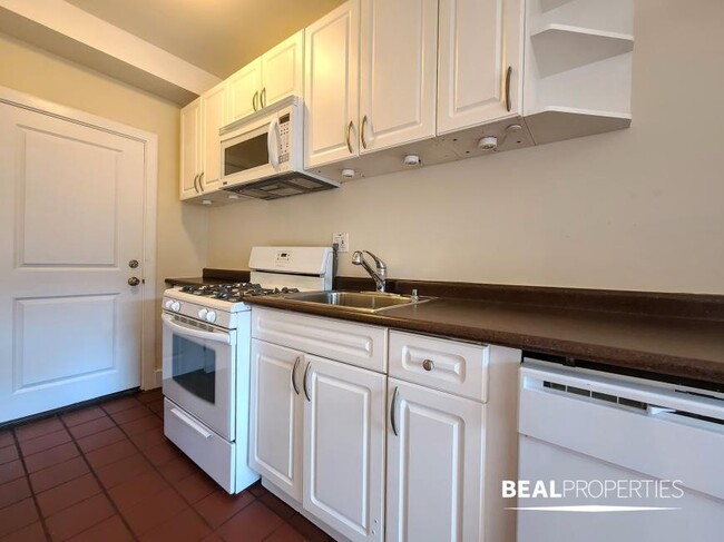 Building Photo - 1 bedroom in CHICAGO IL 60613