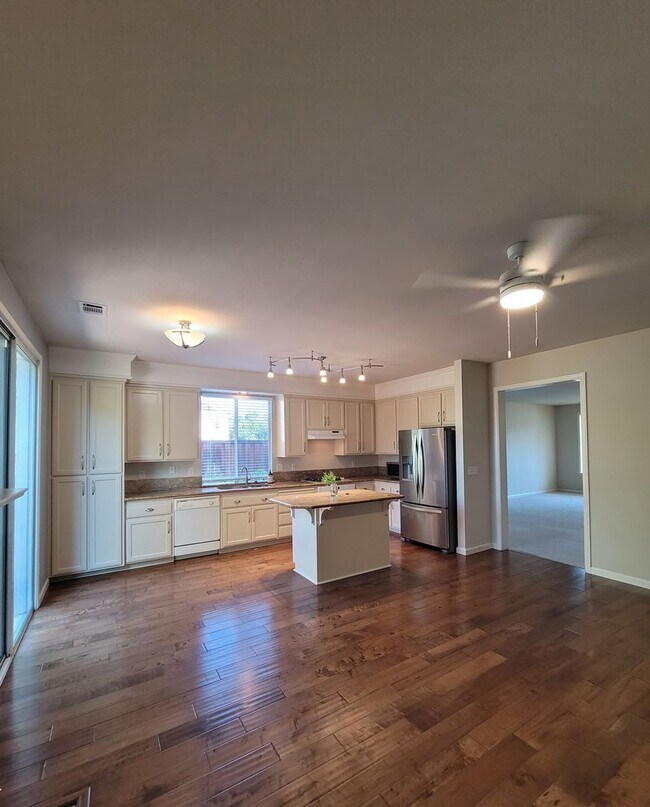 Building Photo - 1095 Crescent Dr