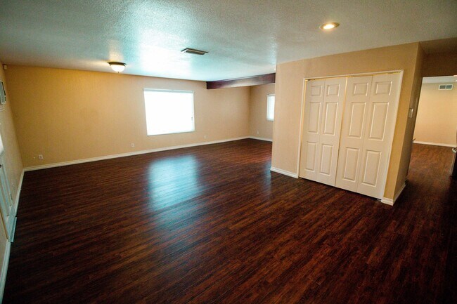 Building Photo - Spacious 4 Bed / 2 Bath Pool Home in Prime Corona Location!