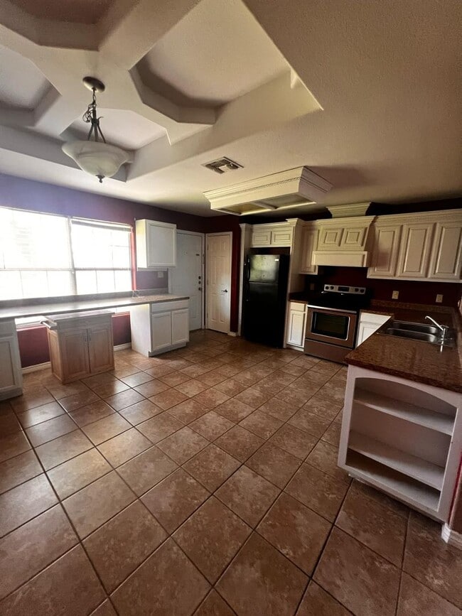 Building Photo - Large 3/2 Kingsville