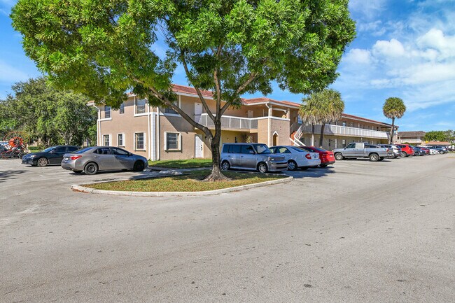 Building Photo - 906 Twin Lakes Dr