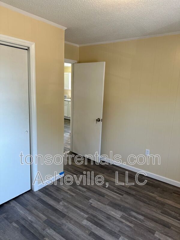 Building Photo - 3126 US-221