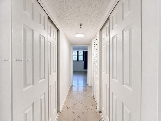 Building Photo - 1621 Collins Ave