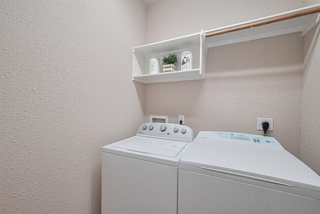 Building Photo - 23 Red Adler Pl