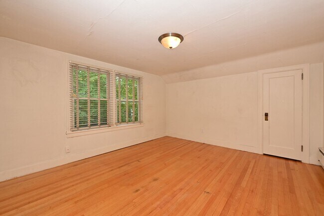 Building Photo - 1509 10th Ave W