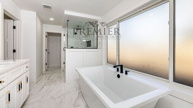 Building Photo - Stunning Remodeled 4 bedroom / 4 bath-2026...