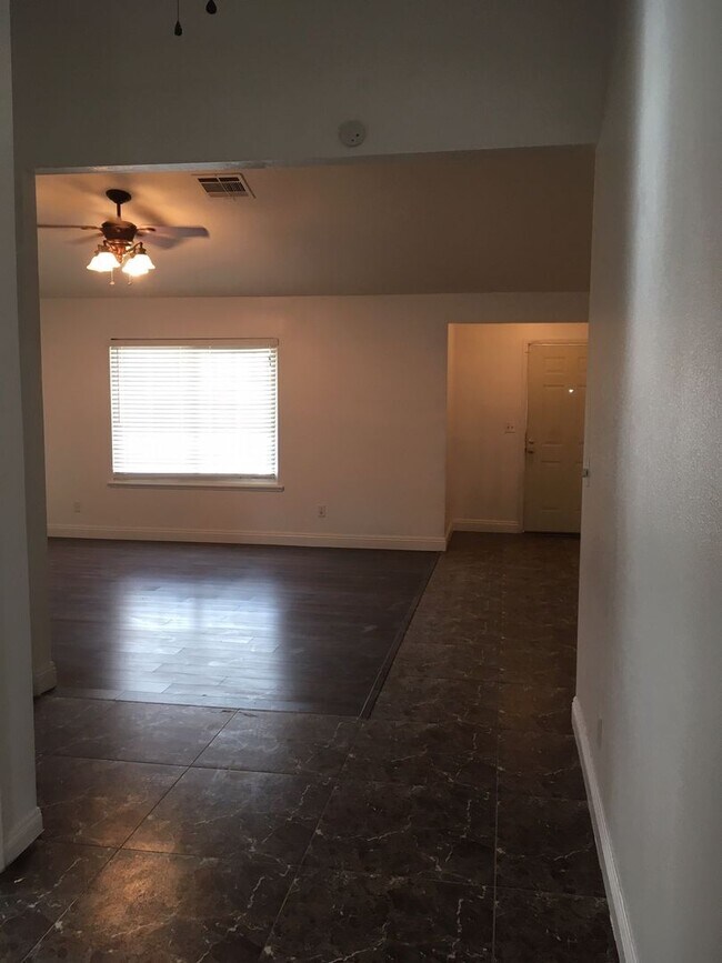 Building Photo - 913 Shadow Mountain Pl