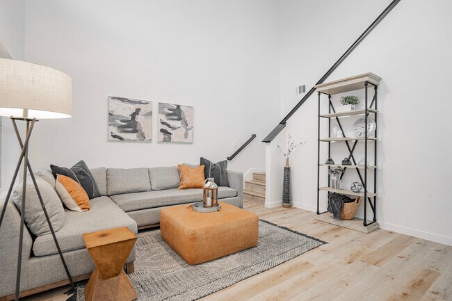 Building Photo - 323 Celia Cir