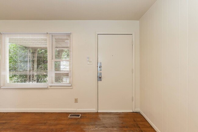 Building Photo - Three Bedroom SFH