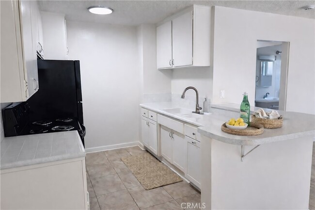 Building Photo - 685 E Vista Chino