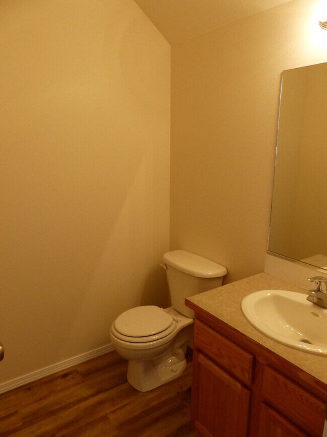 Building Photo - 1214 Forsythia Ave