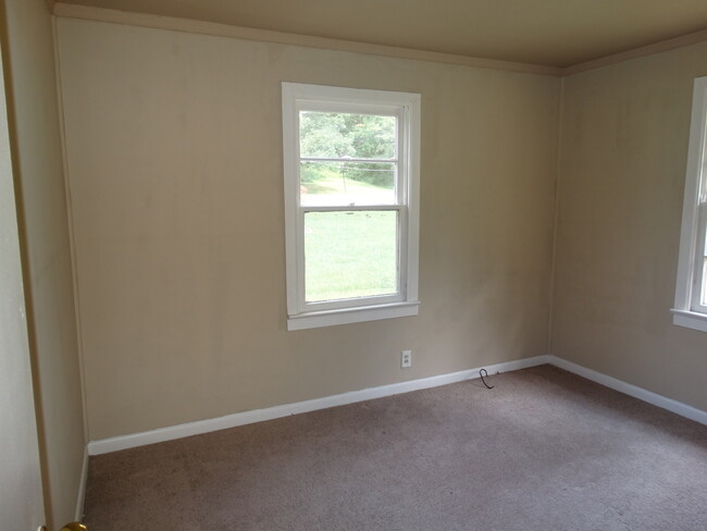 Building Photo - BACK ON THE MARKET!  $15.00 APPLICATION FE...