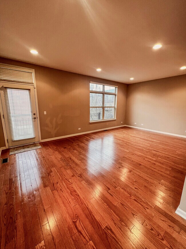 Building Photo - 742 Summit Ln