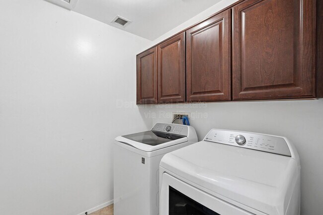 Building Photo - 7159 S Providence Dr