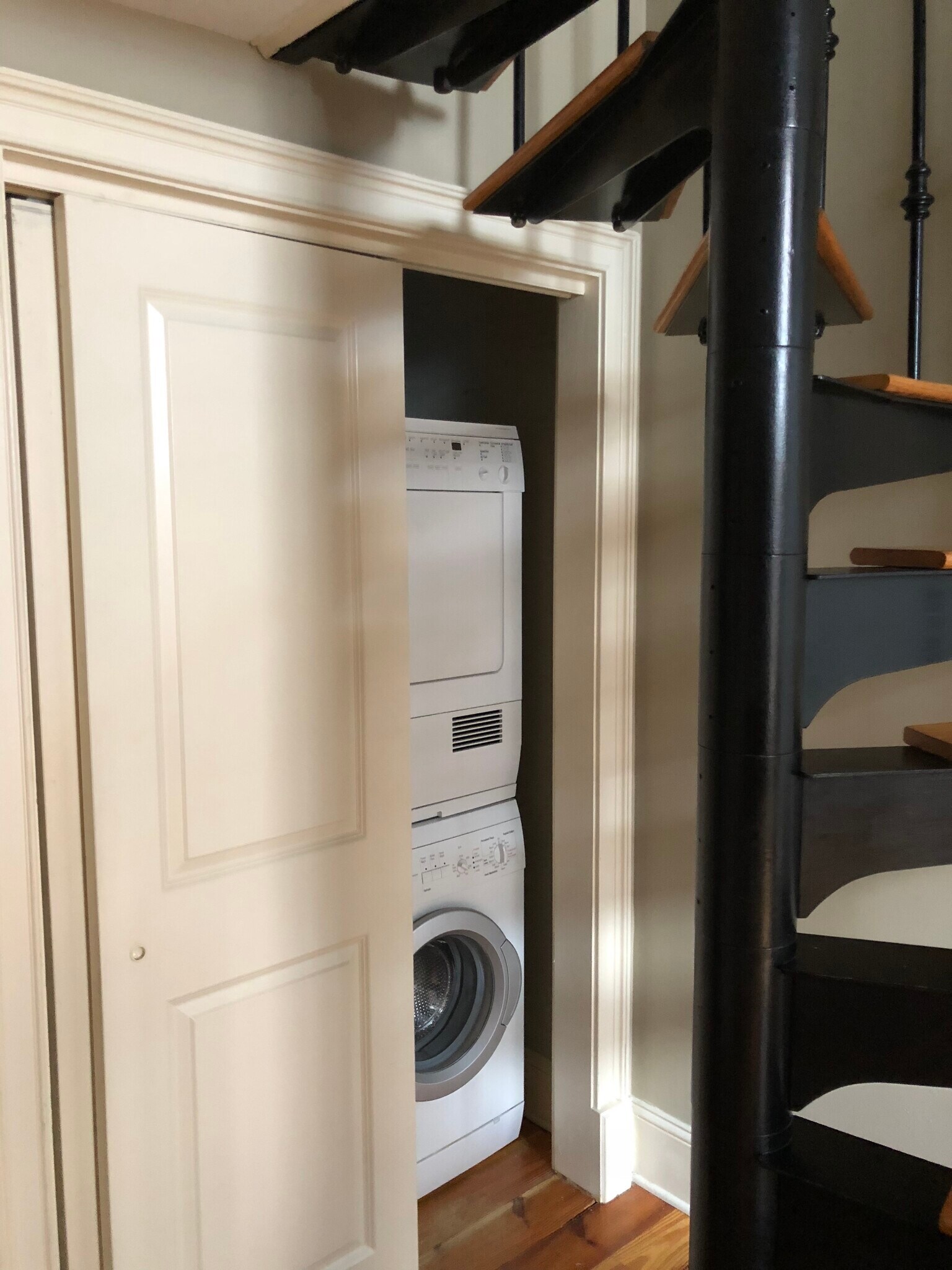 Building Photo - 377 King St