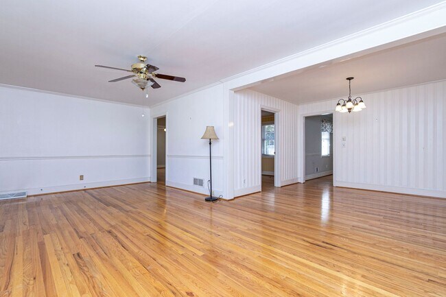 Building Photo - Beautiful rental full of character and charm located in The Avenues of Cayce! Close to USC!