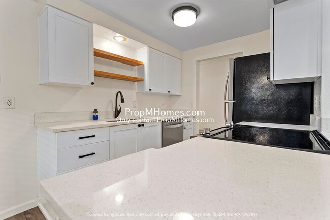 Building Photo - Wonderful Two Bedroom Condo In SE Portland!