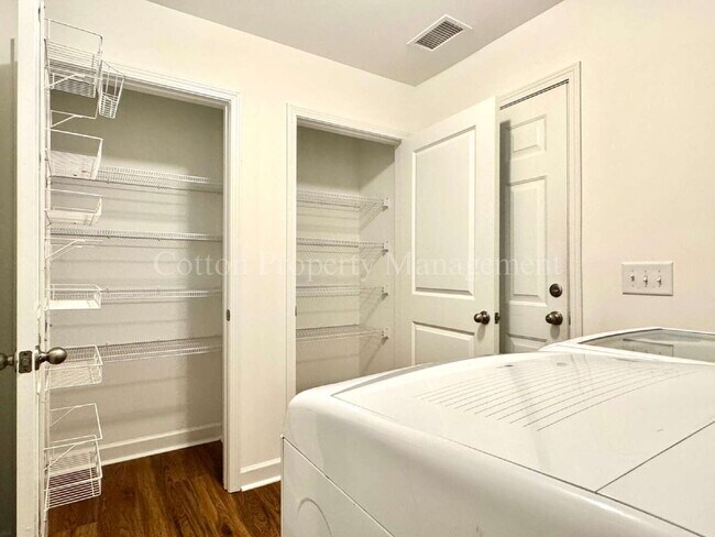 Building Photo - 5283 Vespar Ct