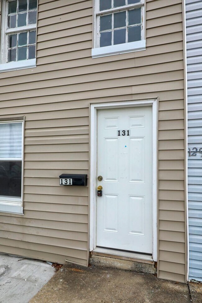 Building Photo - Available Now! 2 Bedroom House with Parkin...