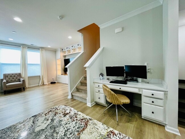 Building Photo - Beautiful 4BR Townhouse in Ballantyne