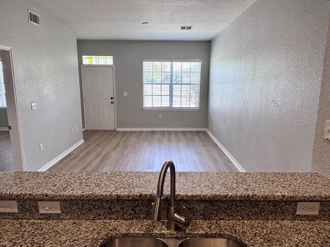Building Photo - Spacious Two-Story Condo/Townhouse – Prime...