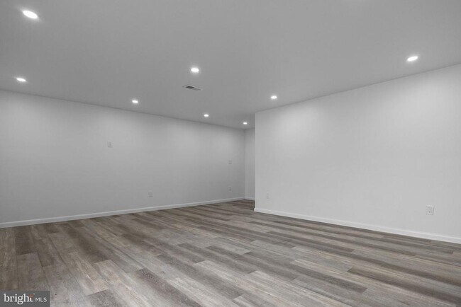 Building Photo - 548 Susan Dr