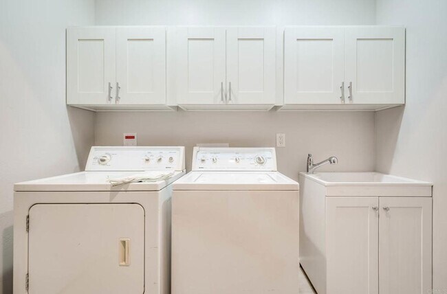 Building Photo - ***Gorgeous 5 bedroom, 3 bath Home in Imperial Beach