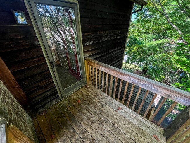 Building Photo - Beautiful 3-story 2 bedroom, 2 1/2 bathroom townhome in Winston Salem