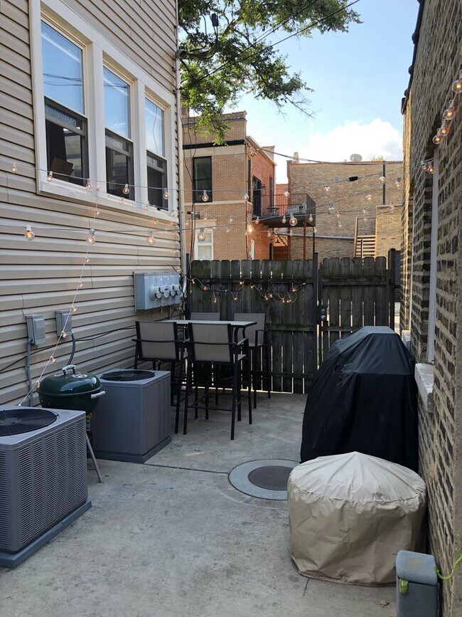 Building Photo - 2056 N Oakley Ave