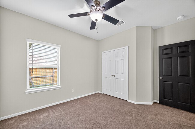 Building Photo - 1218 Hills Dr