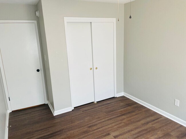 Building Photo - Spacious Duplex just north of I10 and Monroe