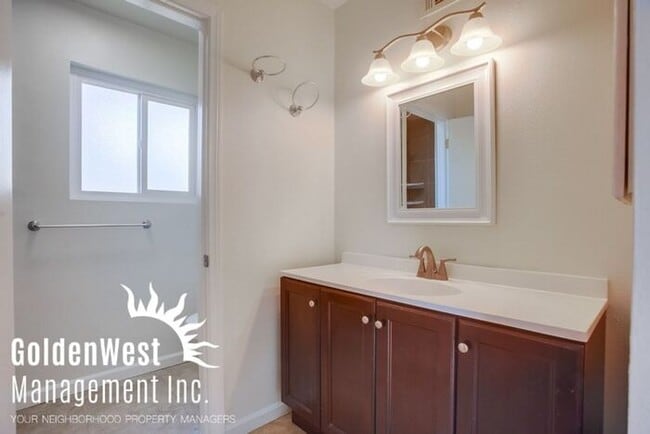 Building Photo - Newly Remodeled 5Bdm 3Ba Single-Family Hom...