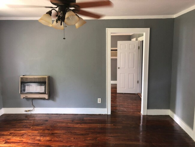 Building Photo - Nice Garage Apartment