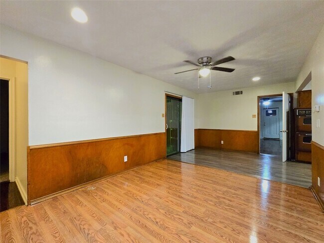 Building Photo - 648 Penguin Dr